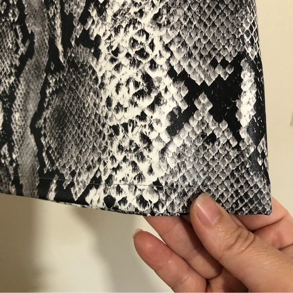 Beautiful Snake Print front zip up with metal ring side pocket Mini Skirt size L - Picture 4 of 13